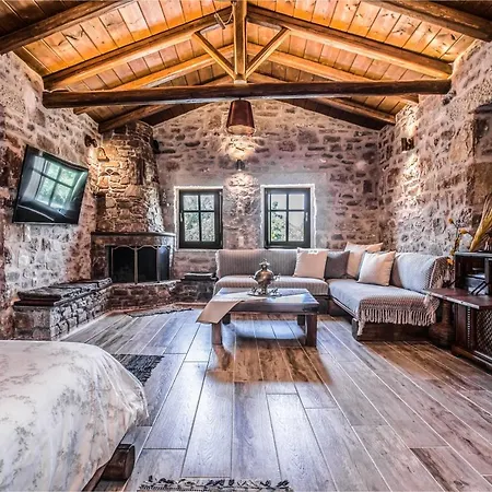 Karyoupolis Lounge Cave House Gythio Exterior photo