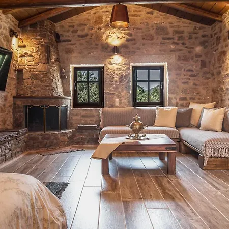 Karyoupolis Lounge Cave House Gythio Exterior photo