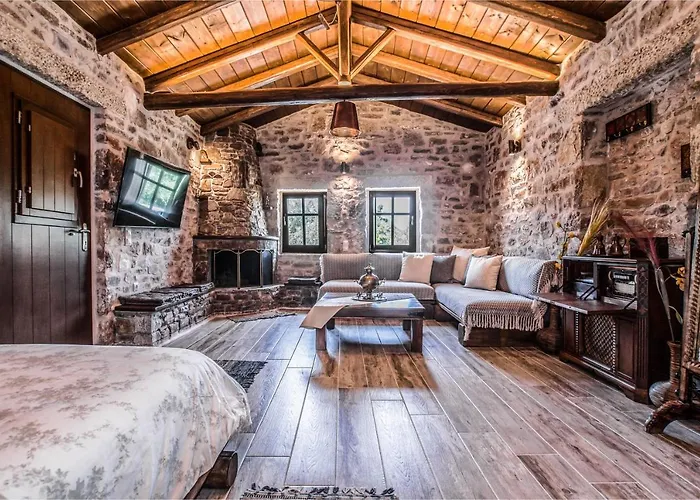 Karyoupolis Lounge Cave House