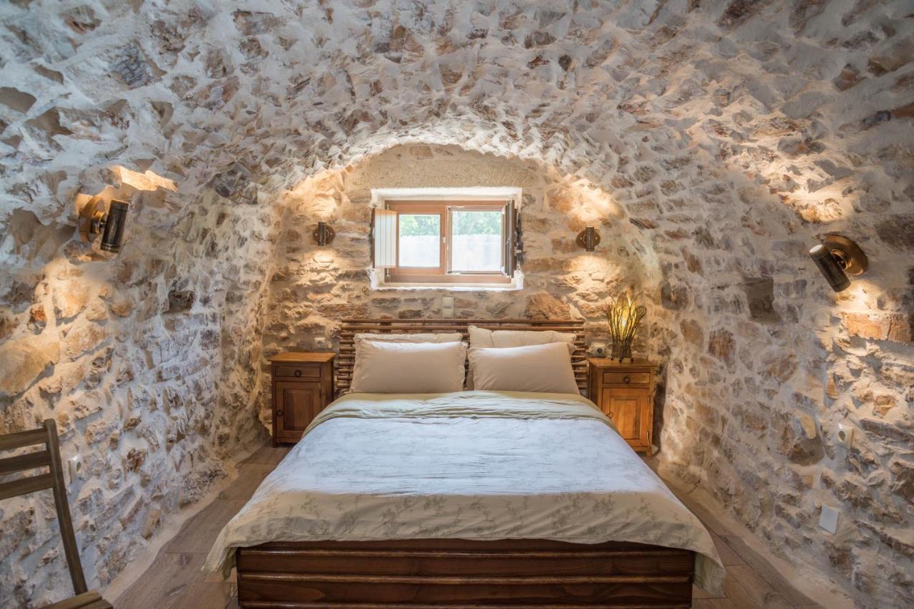 Karyoupolis Lounge Cave House